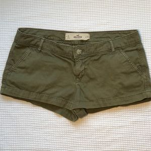Low rise twill short shorts